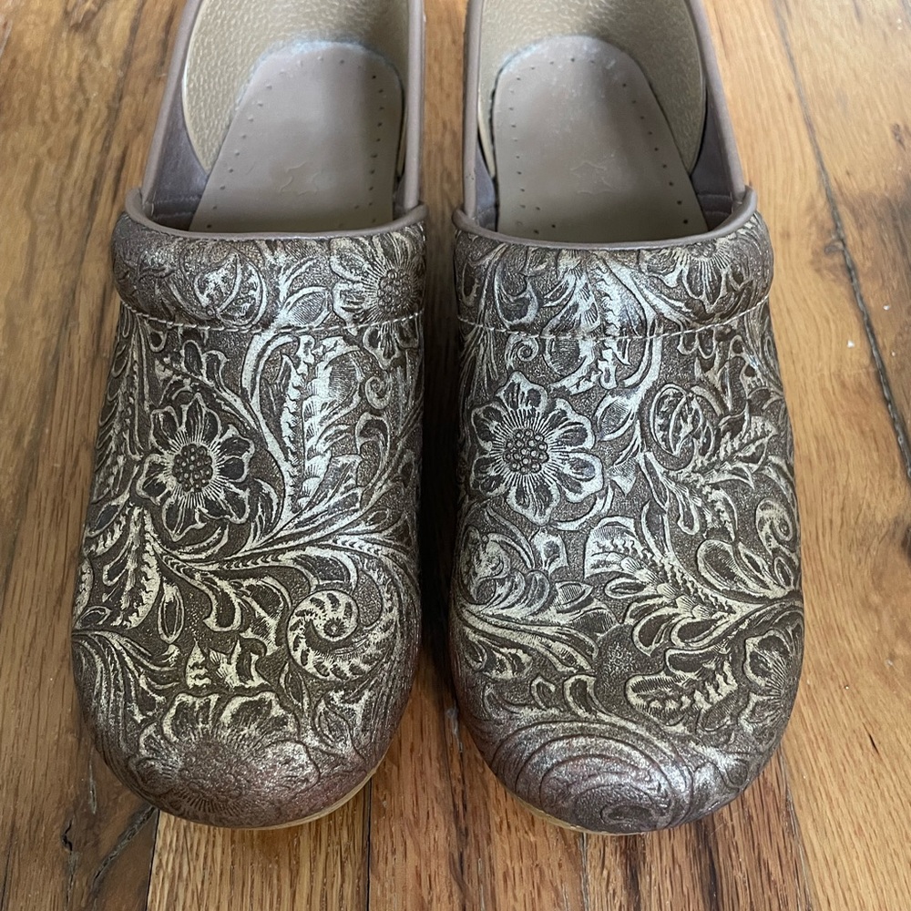 Dansko | Antique Floral Tooled Clog Sz 39